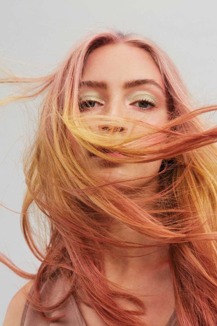 El peinado del evento de Coachella se muestra como tonos teñidos en el cabello