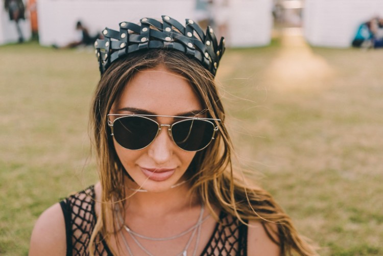 El peinado del evento de Coachella semeja un accesorio para la cabeza con cabello de longitud media