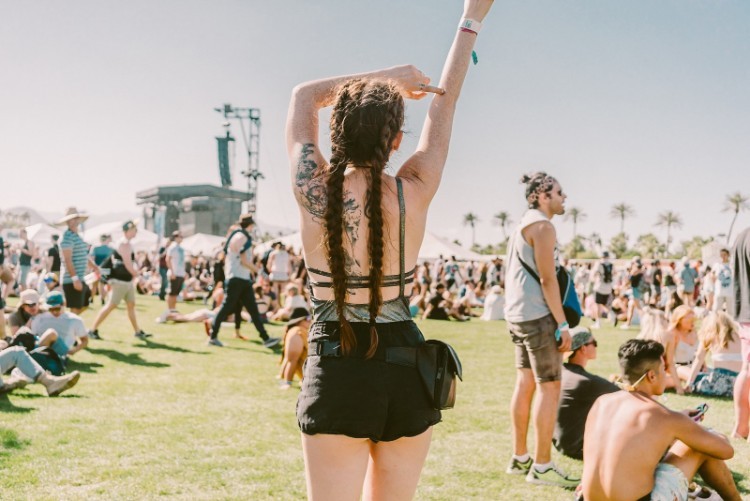 El peinado del evento de Coachella se muestra como trenzas largas y angulosas