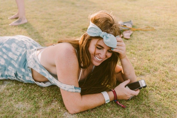 El peinado del evento de Coachella semeja un complemento para el cabello con bandana