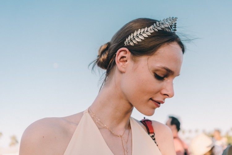 El peinado del evento de Coachella asemeja una bisutería para el cabello de estilo bohemio chic