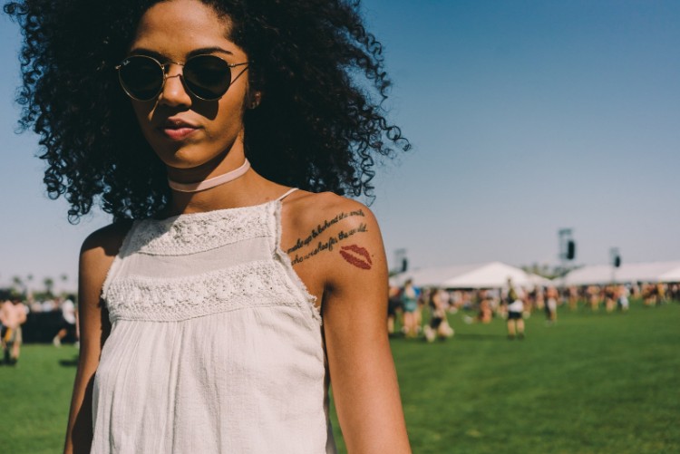 El cabello en primer plano del evento de Coachella se muestra como las mejores ideas para el cabello afro