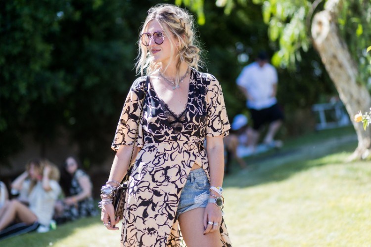 El estilo capilar del evento de Coachella semeja un sofisticado cabello entrelazado