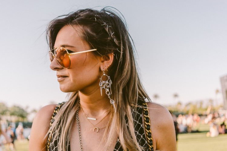 El estilo capilar del evento de Coachella se asemeja a un accesorio para la cabeza con tintes llamativos