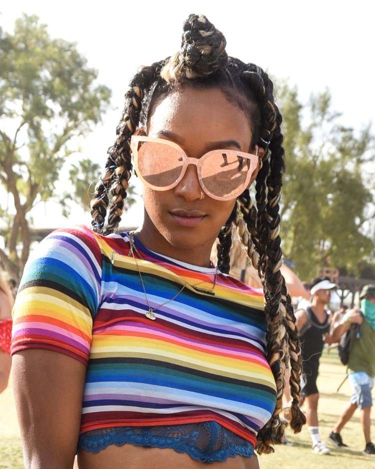 El estilo de cabello del evento de Coachella recuerda a un moño alto entrelazado