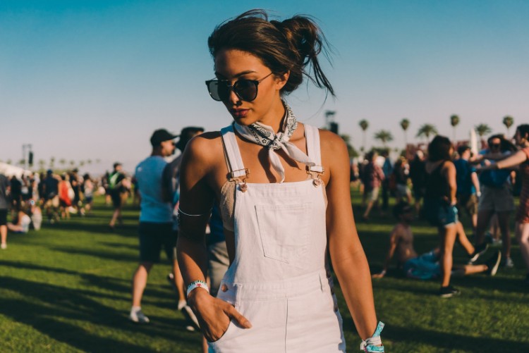 El look desenfadado bohemio chic chignon del festival de Coachella
