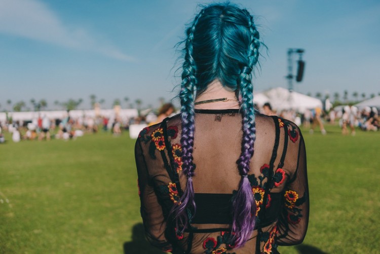 El estilo de cabello del evento de Coachella destaca por un color de tonalidad vivaz pop