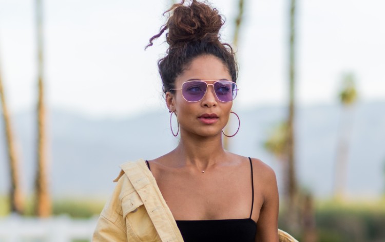El estilo capilar del evento de Coachella tiene la apariencia de un moño alto con cabello afro rizado