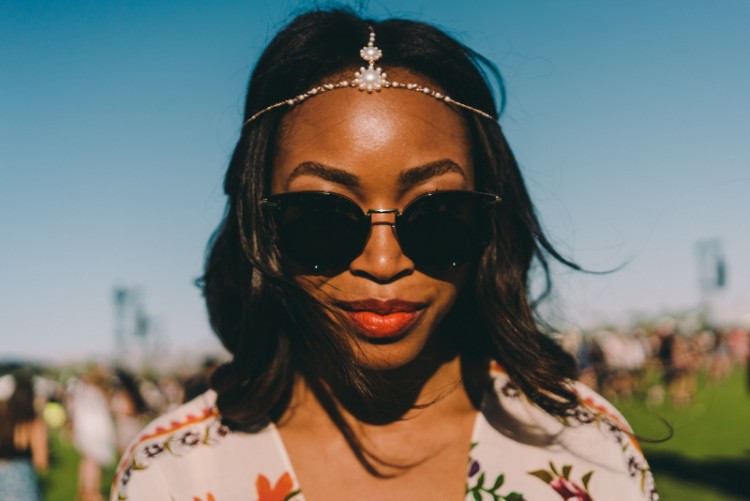 El estilo capilar del evento de Coachella semeja un cabello suelto de longitud media con un adorno de joya