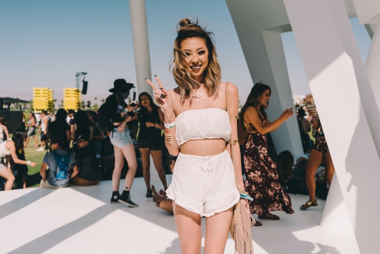 El culto al estilo capilar del evento de Coachella muestra un cabello medio largo con un moño de forma cuadrada en la parte superior