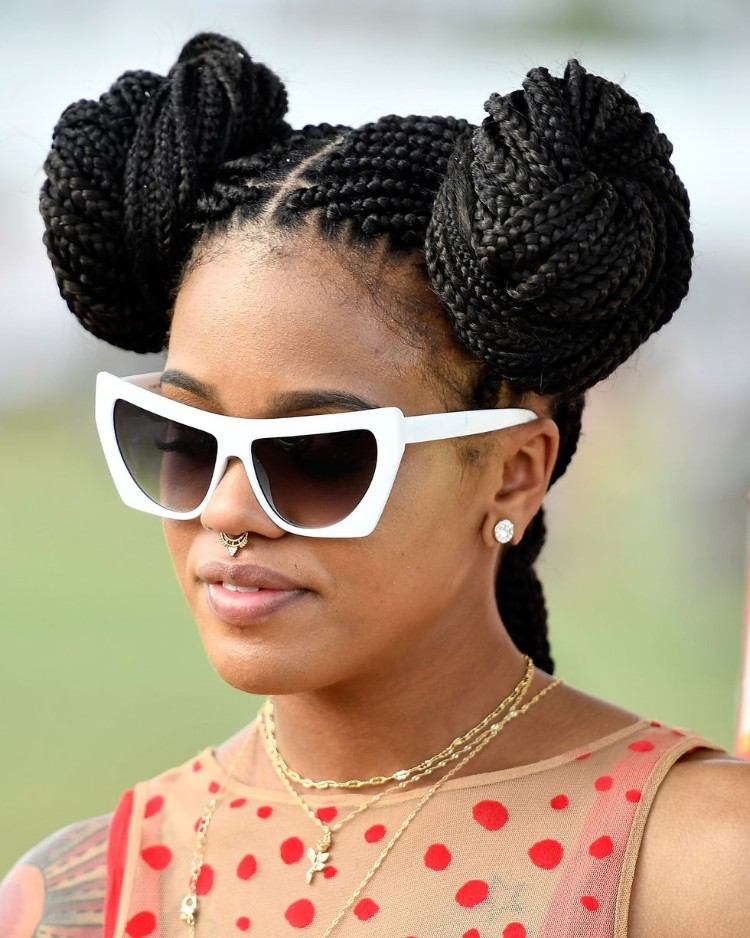 El estilo de cabello del evento de Coachella destaca por trenzas altas y un moño espacial