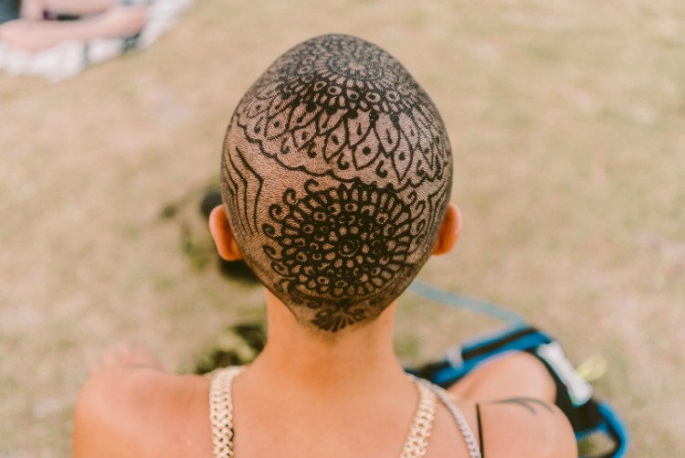 El peinado de Coachella da la impresión de un cuero cabelludo afeitado con tatuajes