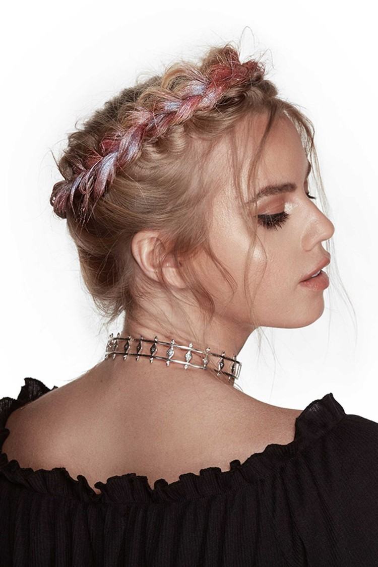 El estilo capilar del evento de Coachella muestra cabello rosa con una corona trenzada