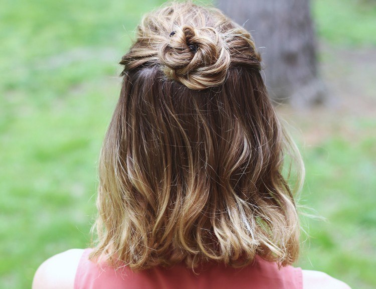 Estilos de fiesta sencillos para mujeres con pelo corto. 3 - 【MioEstilo】 trenza-facil-peinado-medio-moño-flor