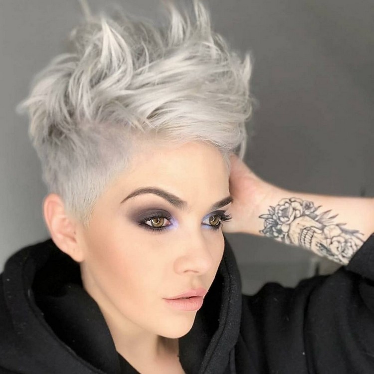Estilos de fiesta sencillos para mujeres con pelo corto. 9 - 【MioEstilo】 sencillo peinado muy corto cabello canoso elegante