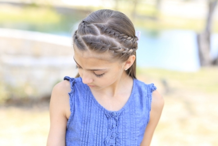 peinado de niña de melena extensa con trenza lateral y separación estilo-chica-separación-zig-zag-trenza lateral
