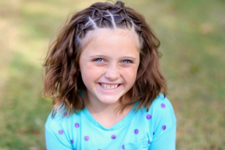 peinado de niña con mechones enrollados y cabello suelto estilo-niña-mechones-rayas-enrrolladas