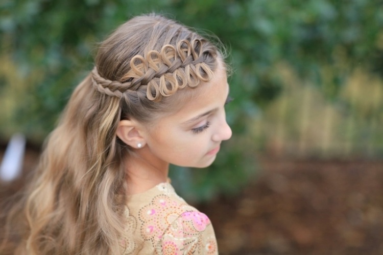 estilo niña con corona de trenza en cabello largo con lazos peinado-nina-corona-lazo-pelo-extenso