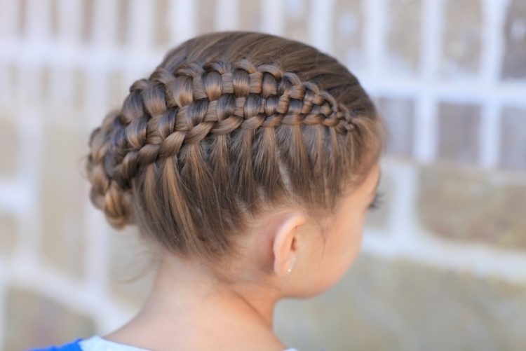 peinado de niña con trenza desigual para cabello extenso. estilo-chica-trenza-irregular-de lado