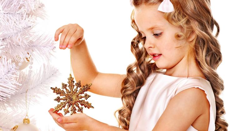 peinado infantil con cabello rubio - ondulado y adornado con una cinta blanca peinado-nina-rubia-ondas-cinta-blanca