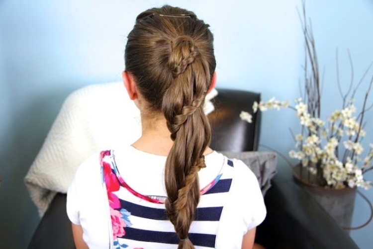 cola de caballo de niña con una trenza en cabello largo peinado-nina-pelo-largo-trenza-coleta