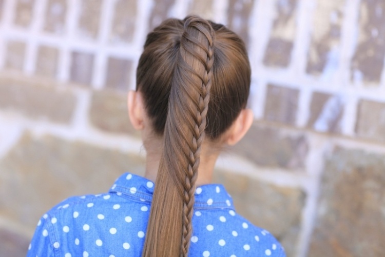 Cola de caballo de niña con trenza caída peinado-nina-pelo-largo-trenza-caida-coleta