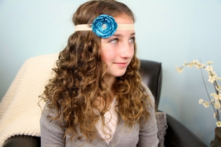 peinado infantil de cabello rizado y largo con banda flexible peinado-nina-pelo-largo-ondulado