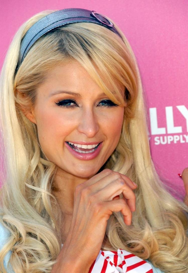 Peinado con flequillo rubio de Paris Hilton peinado-con-flequillo-Paris-Hilton-pelo-rubio