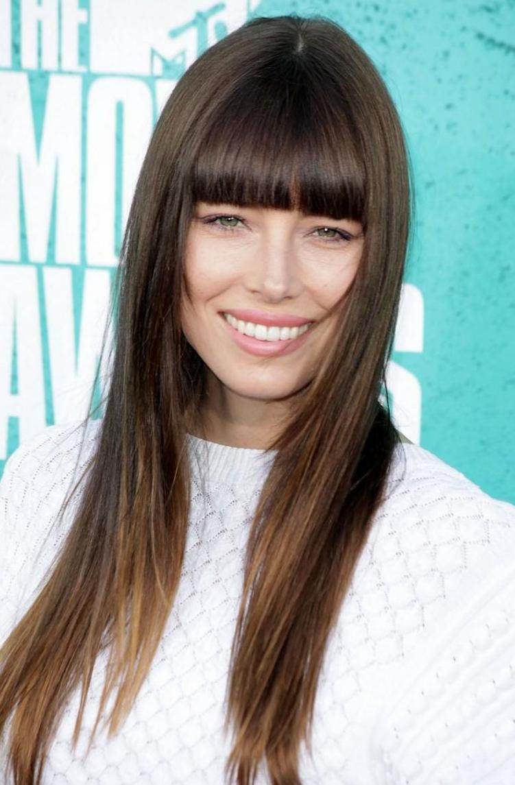 Peinado con flequillo largo de Jessica Biel Jessica-Biel-peinado-con-flequillo-pelo liso