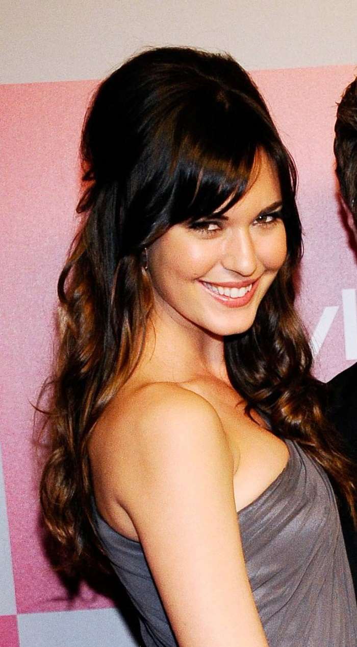 peinado con flequillo pelo largo peinado-con-flequillo-cabello ondulado