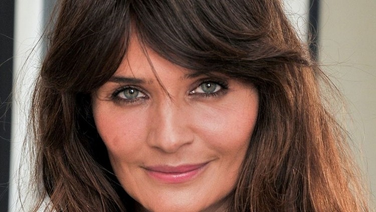 peinado con flequillo largo a ambos lados de Helena Christensen peinado con flequillo largo 2 lados Helena Christensen