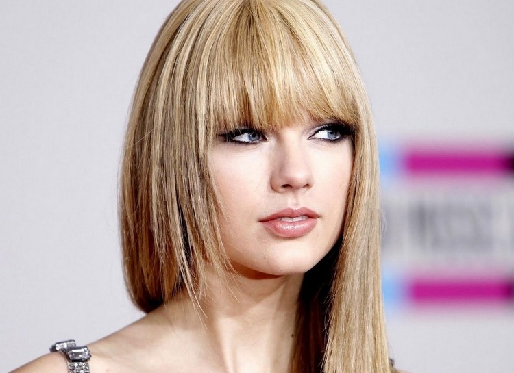 Peinado con flequillo largo hasta los ojos para cabello lacio - Taylor Swift peinado con flequillo largo ojos-pelo-lacio-Taylor-Swift