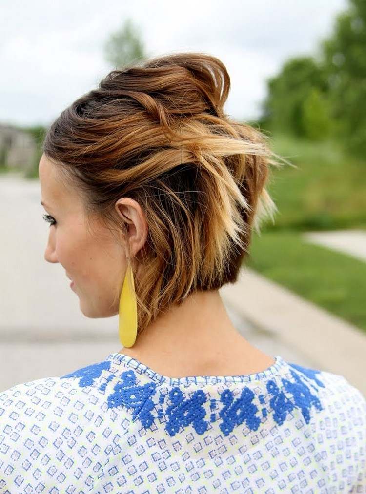peinado flequillo rebelde mujer mecha cabello corto moderno estilo espalda alfiler