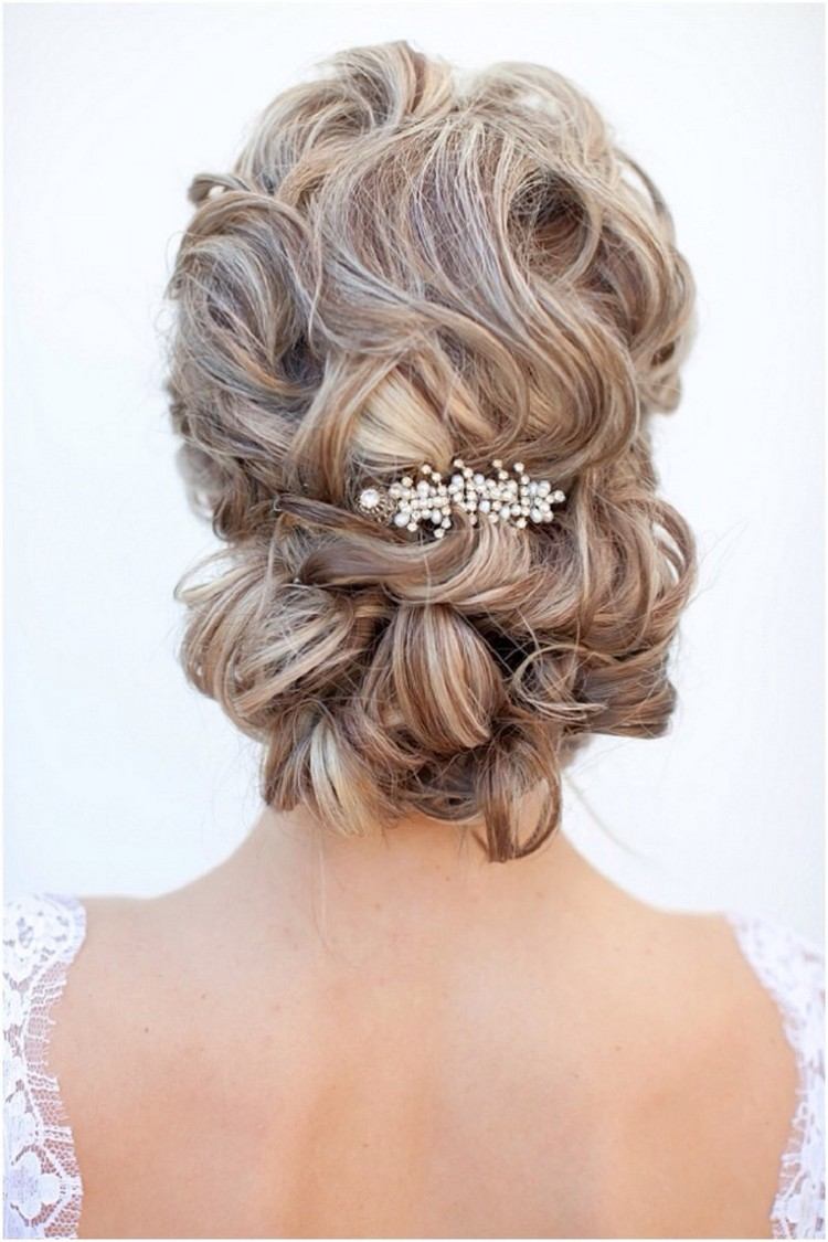 novia peinado-pelo-largo-rizos-moño-bajo-joyas-pelo perlas