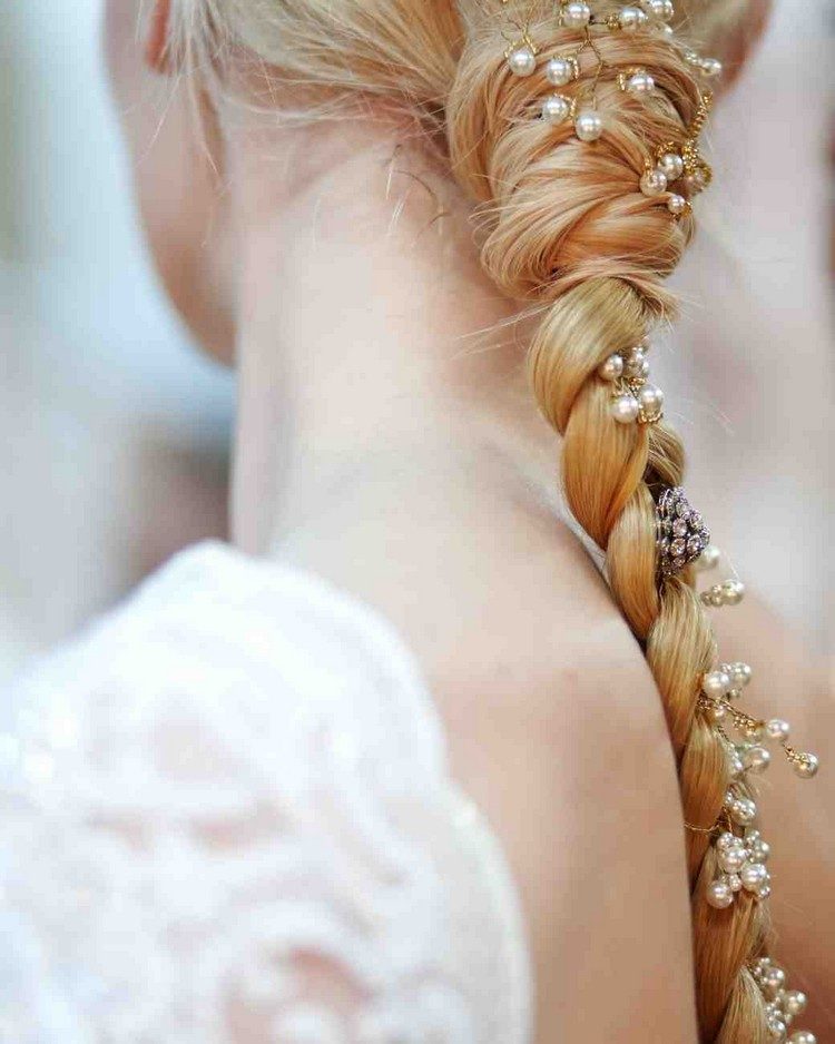 peinado de boda - cuentas decoradas con trenzas de pelo largo