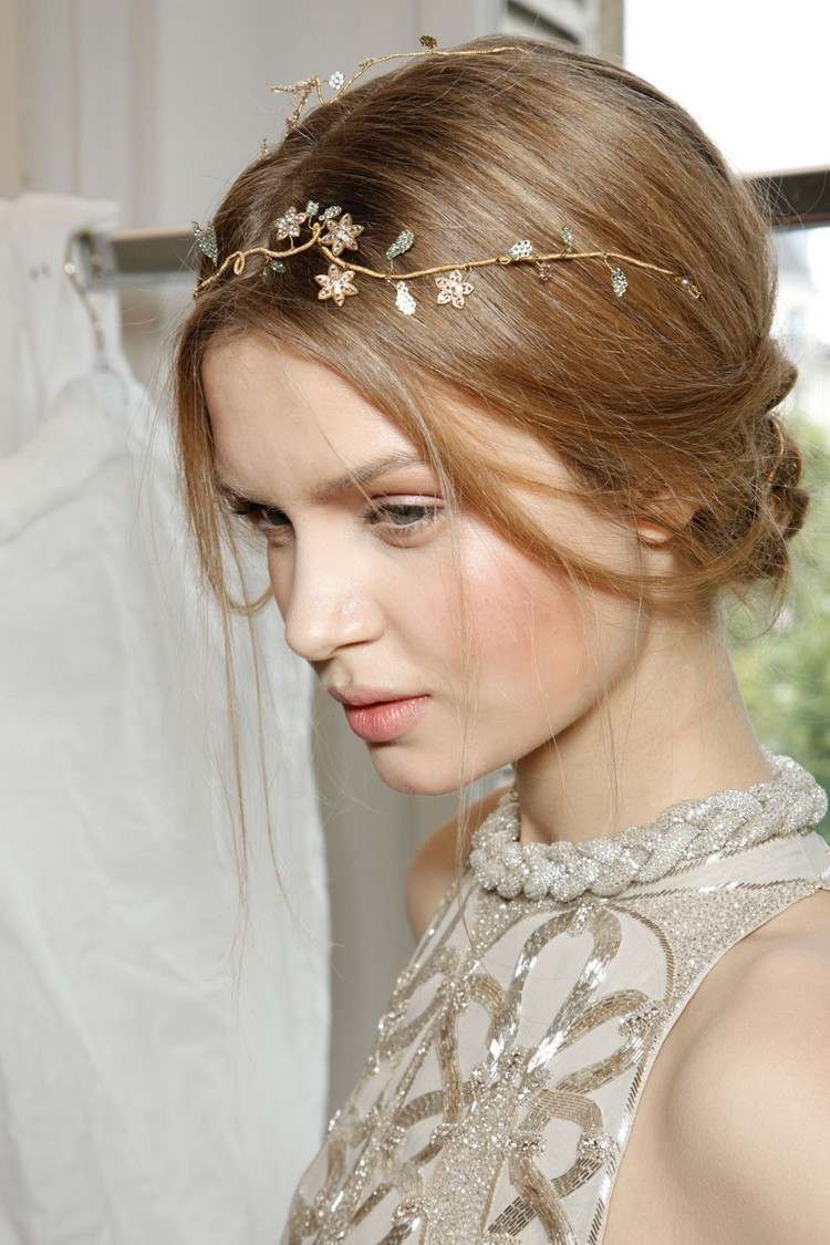 peinado de novia -pelo largo-tiara-flores delicadas