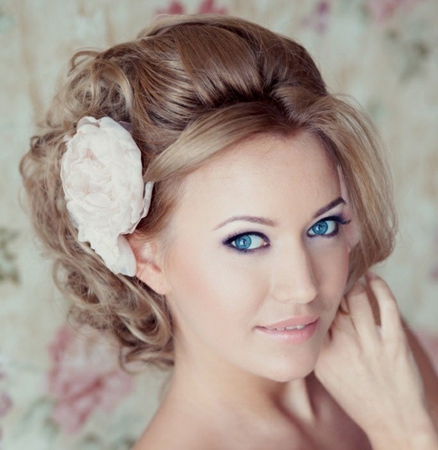 peinado-boda-pelo-largo-semi-atado-flores blancas