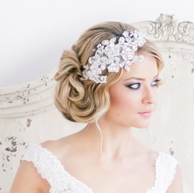 peinado-boda-cabello-largo-lateral-rizado-diadema-cristales