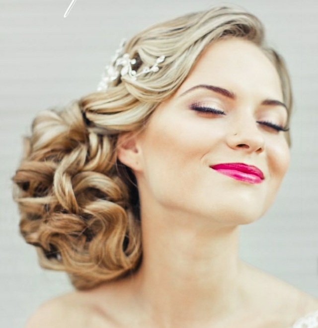 boda-peinado-largo-gran-moño-rizado-joya4 peinado para boda