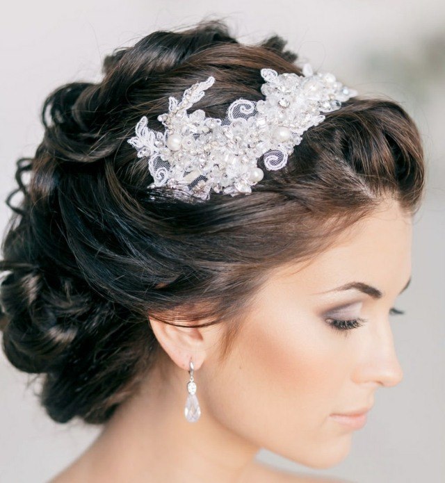 peinado-boda-pelo-lazo largo-trasero-grande-ondulado-diadema-encaje-perlas