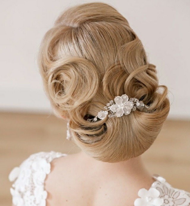 peinado-boda-pelo-largo-lazo-elegante-abanico-joya