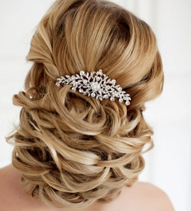 peinado-boda-pelo-largo-bollo-grande-peine-cristales peinado para boda
