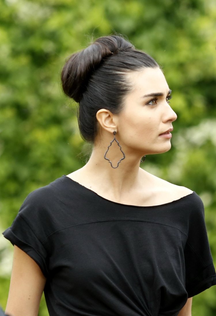 peinado-año-nuevo-moño alto-vestido negro