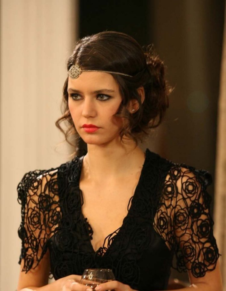 peinado-año-nuevo-bollo-borroso-espíritu-vintage-vestido-negro