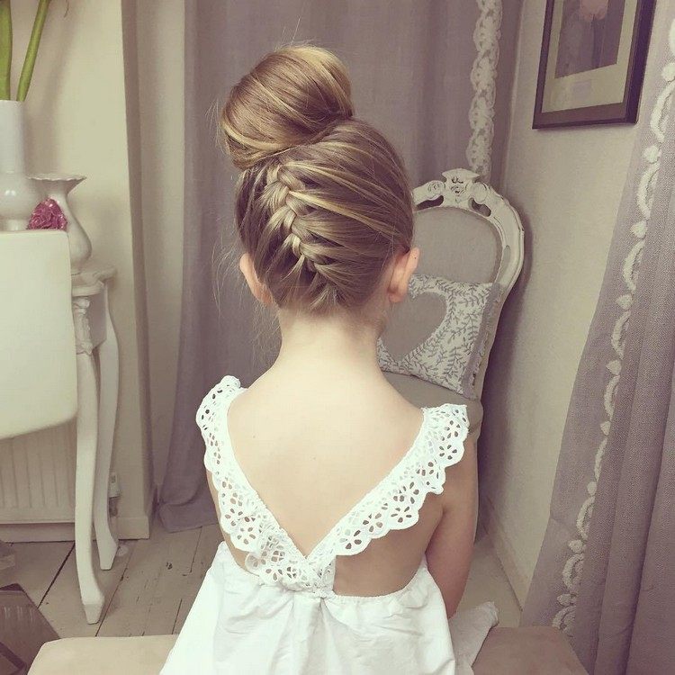 estilo de trenza infantil para boda con look de bailarina chic