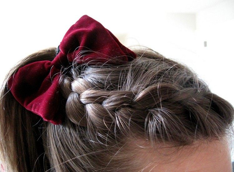 trenza cráneo superior para niña con accesorio para el cabello y cinta roja