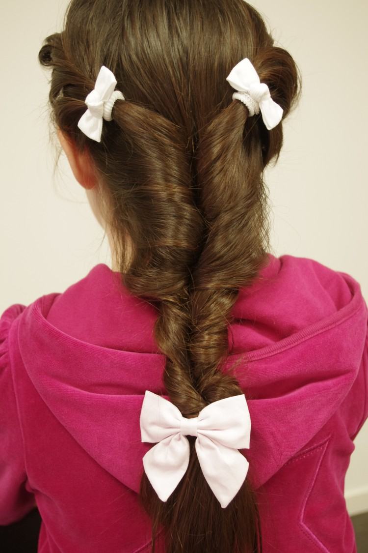 peinado de trenza francesa invertida para chica con accesorios para el cabello
