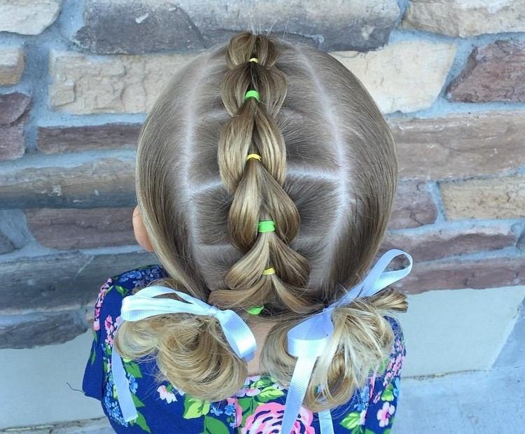 peinado de trenza para chica con accesorios y cabello liso de longitud media