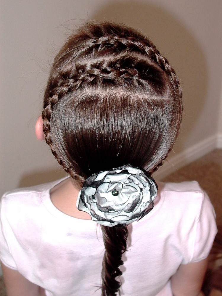 Peinado de trenza trenzada de niña con accesorios de flores de tela DIY