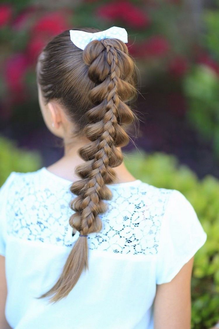 chica peinado original trenza alto chic look ocasión especial